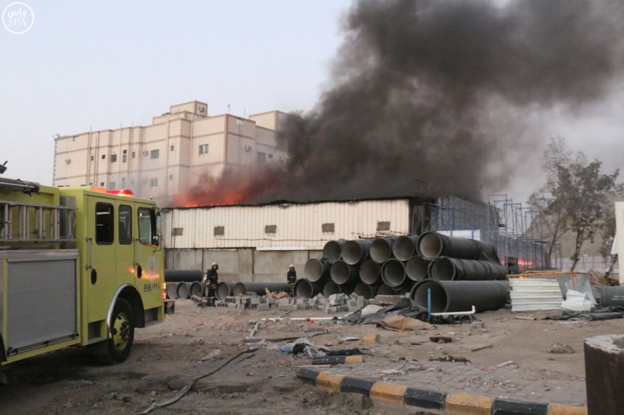 مدني #مكة يسيطر على حريق في فناء مسور بحي الرصيفة