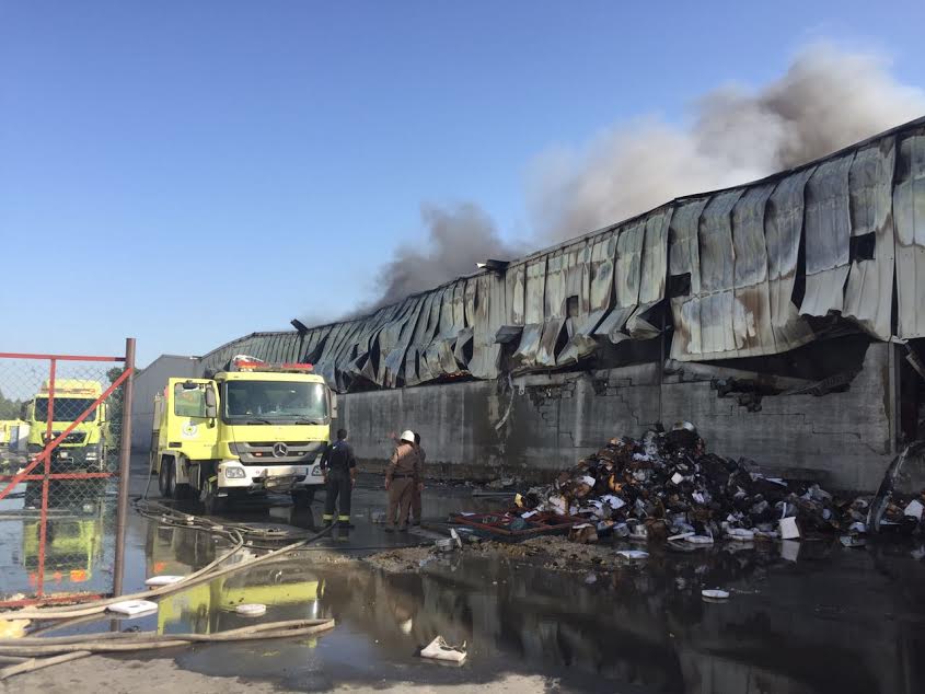 بالصور .. 11 فرقة اطفاء تخمد حريق 3 مستودعات أثاث بخالدية #الدمام