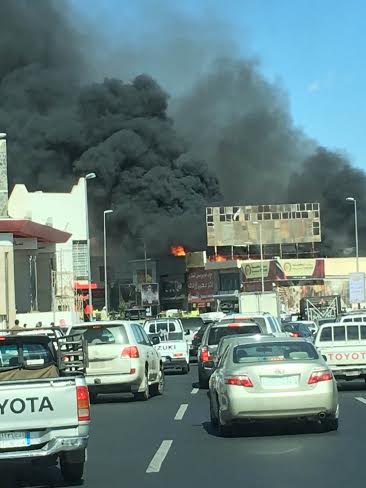حريق هائل في مجمع تجاري في وسط البلد بخميس مشيط