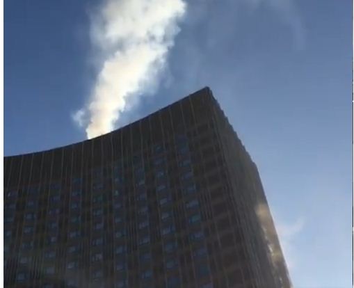 بالفيديو.. حريق الطابق الـ 15 يخلي فندقا روسيا