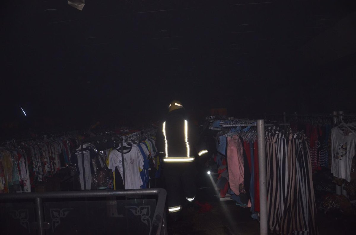 التماس كهربائي يحرق محلًا تجاريًا في #سكاكا