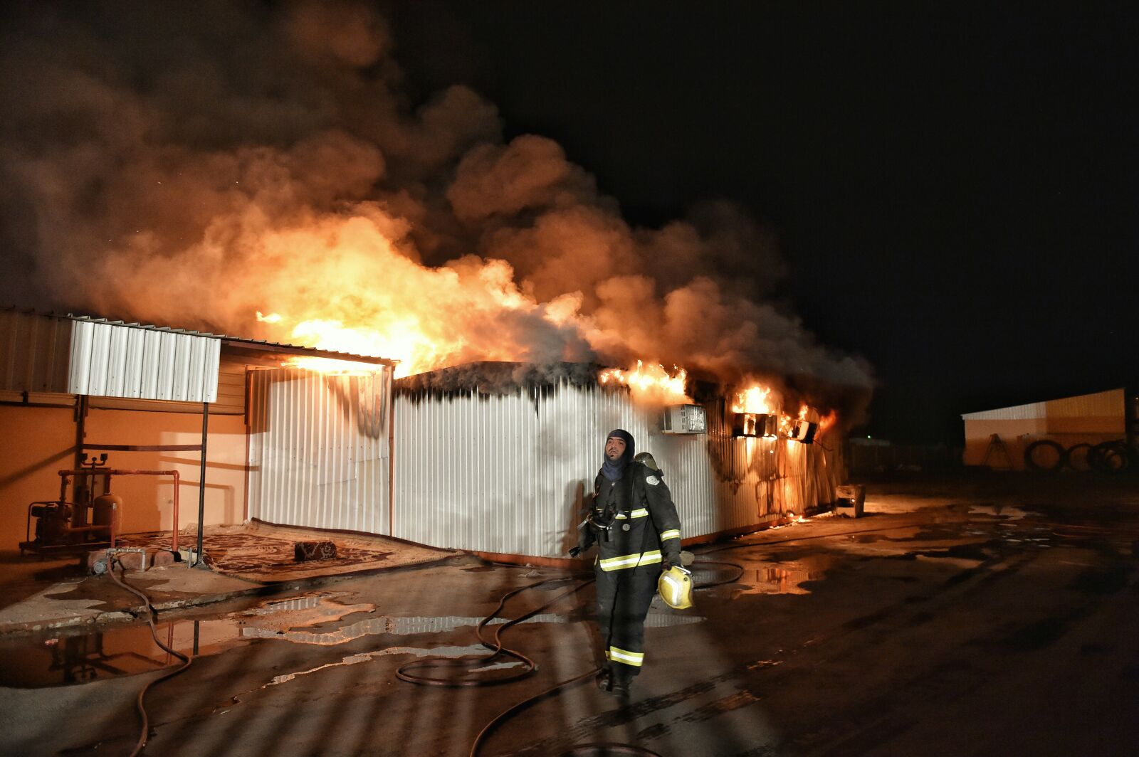 بالصور.. حريق في سكن عمال بـ #حائل بسبب “موقد طهي”