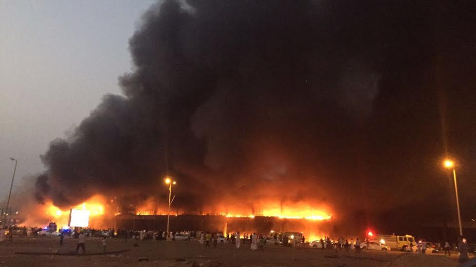 بالصور.. حريق ضخم بمجمع تجاري قبل افتتاحه في جازان