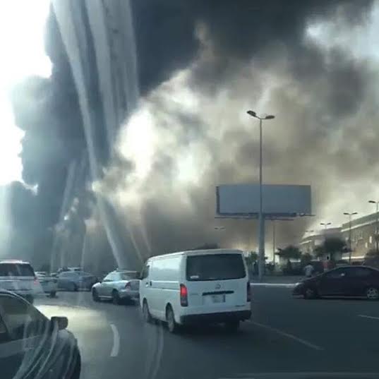 شاهد بالفيديو والصور.. ‏حريق هائل بمجمع تجاري في #جازان