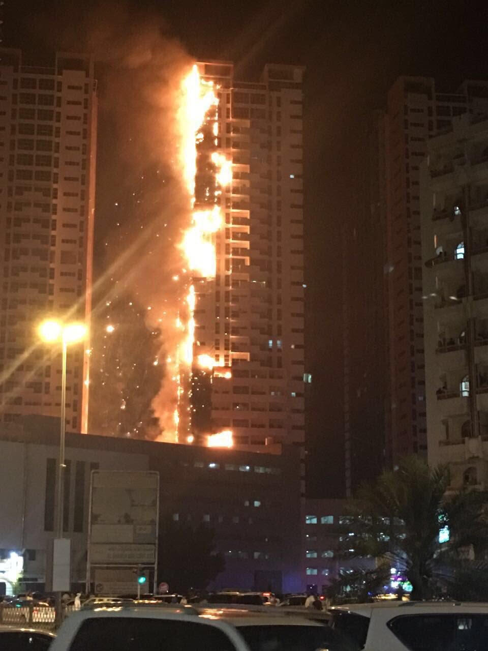 بالصور.. حريق ضخم يلتهم برجًا سكنيًّا بإمارة #عجمان