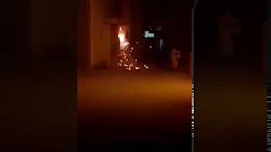 بالفيديو.. شاب يطفئ حريق عداد كهرباء بالماء فتسبب في كارثة
