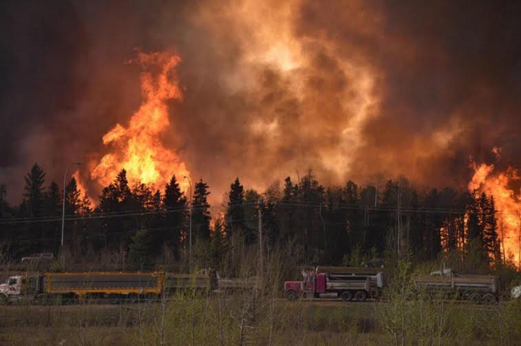 بالفيديو والصور.. حريق هائل يخلي 80 ألف مواطن في كندا