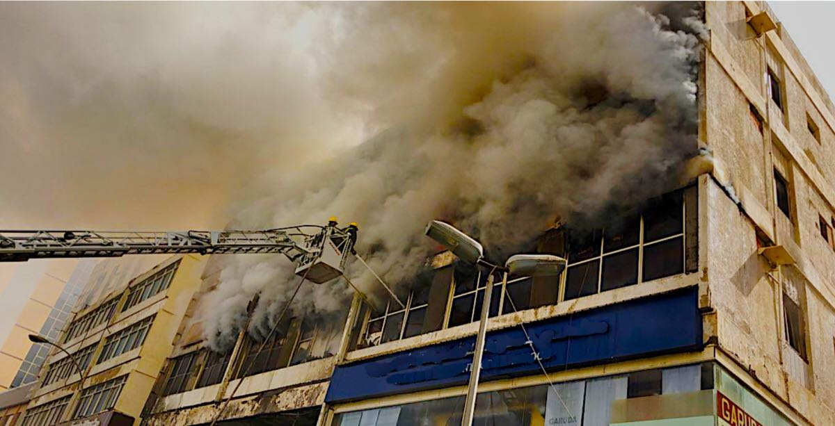 بالصور.. حريق في محلات تجارية لمبنى من 4 أدوار وسط جدة