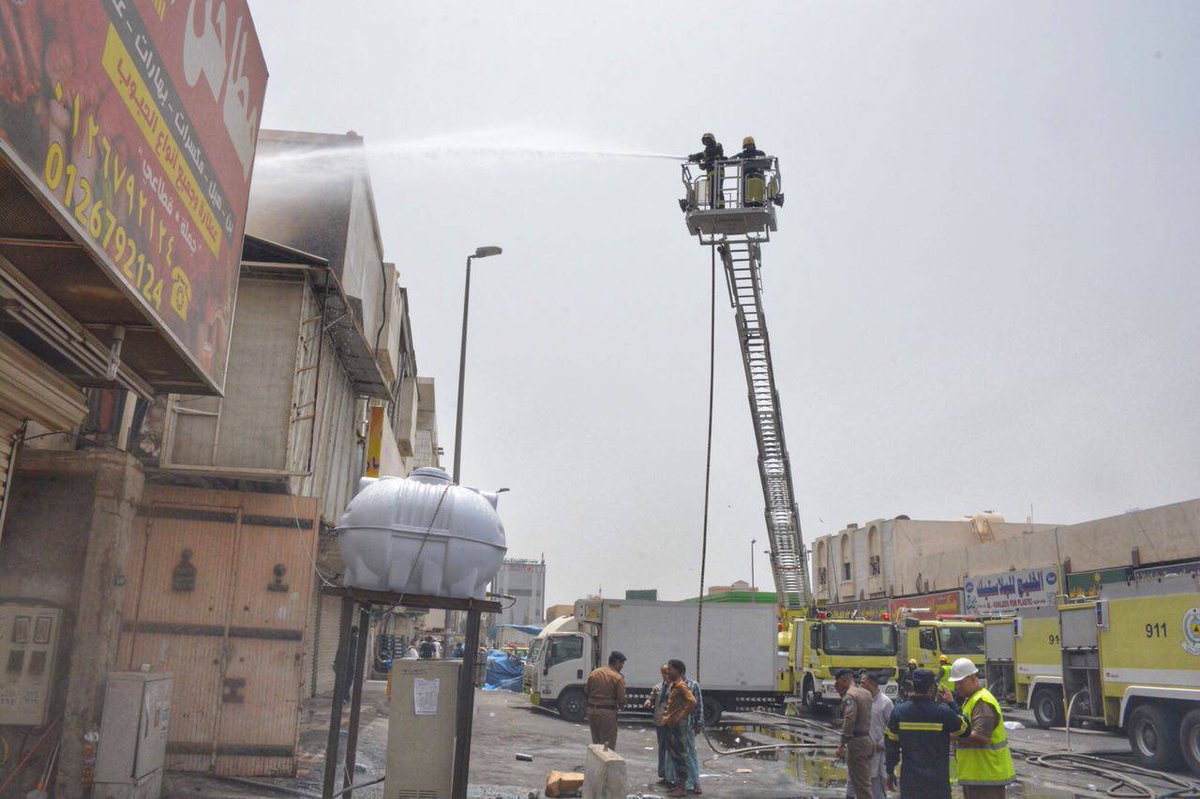 بالصور.. حريق في مدخل بناية يمتد إلى مستودع في جدة