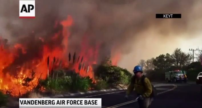 شاهد .. حريق مدمر يلتهم قاعدة سلاح الجو بوسط كاليفورنيا