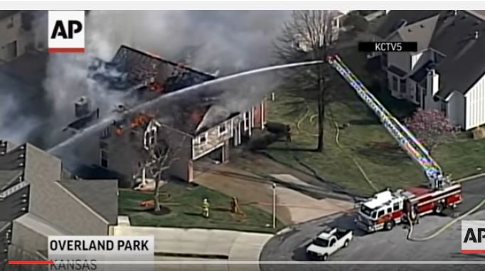 بالفيديو.. حريق موقع بناء يمتد إلى المنازل في كانساس