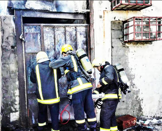 بالصور.. مدني أبو عريش يسيطر على حريق محلات تجارية