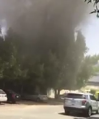 بالفيديو.. إخلاء مدرسة من الطلاب بـ #الرياض بسبب اندلاع حريق