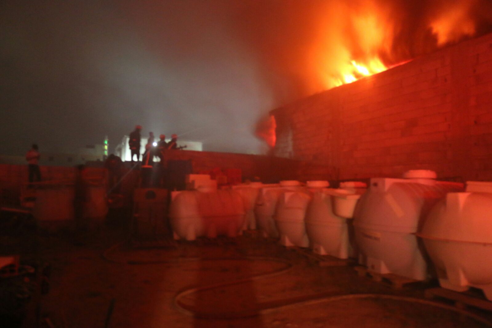 السيطرة على حريق في مستودع بـ #مكة