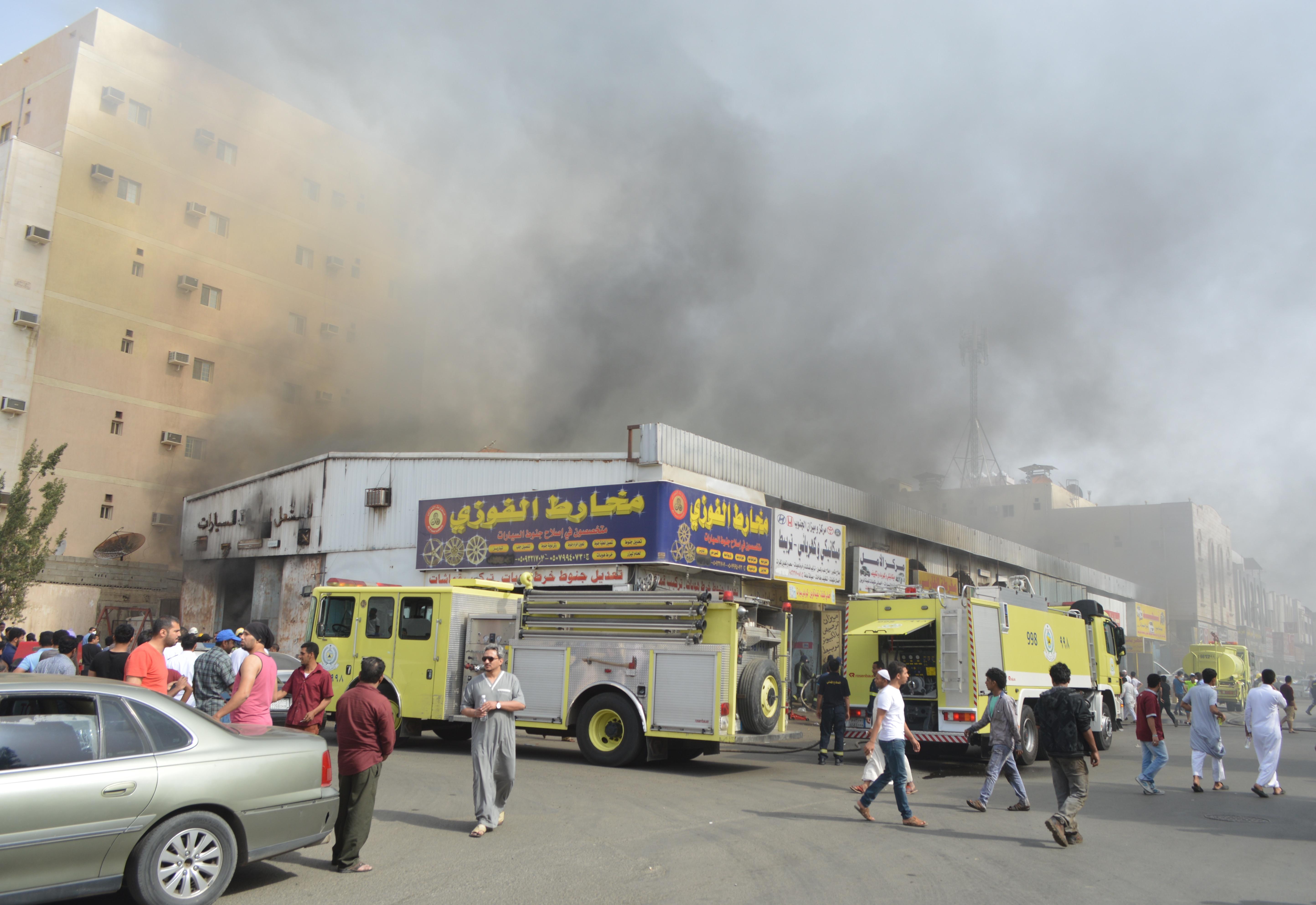 بالصور.. مدني جدة يُخمد حريقاً نشب في مستودع