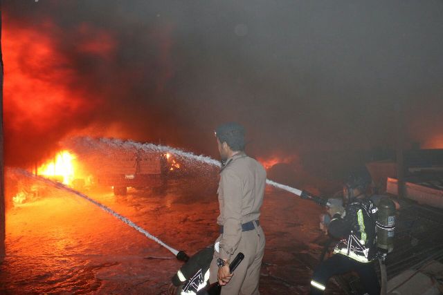 10 فرق تباشر حريق مستودع في نكاسة مكة