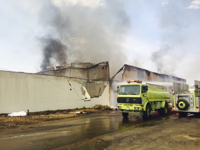 مدني عسير يواصل إخماد حريق متطور في مستودعات بصناعية خميس مشيط