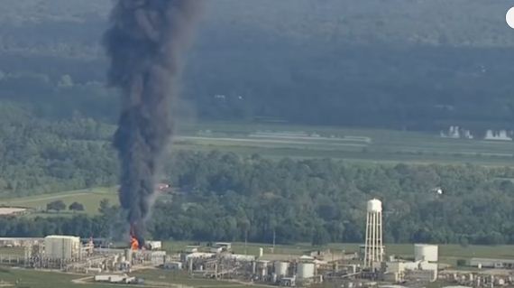 بالفيديو.. إعصار هرفي يحرق مصنعًا للكيماويات في تكساس