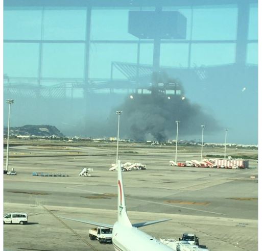 بالصور.. حريق ضخم في مطار برشلونة الدولي