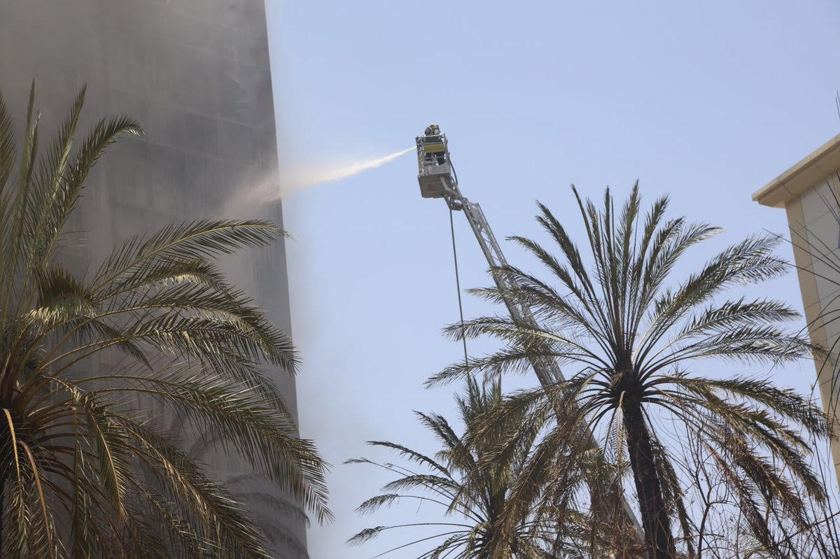 بالصور.. لا إصابات بشريّة في حريق فندق حي العزيزية بمكة