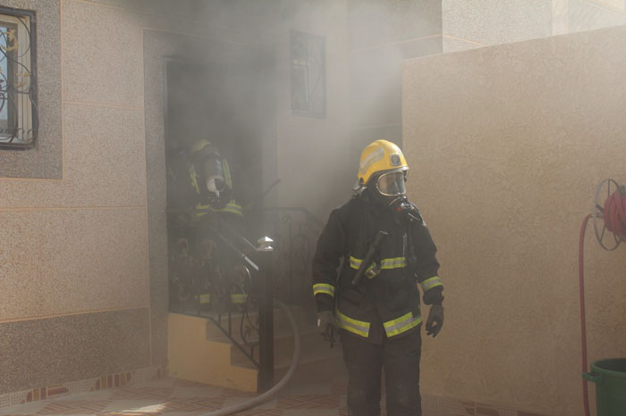 بالصور.. مدني #بريدة يخمد حريق منزل بالحي الأخضر