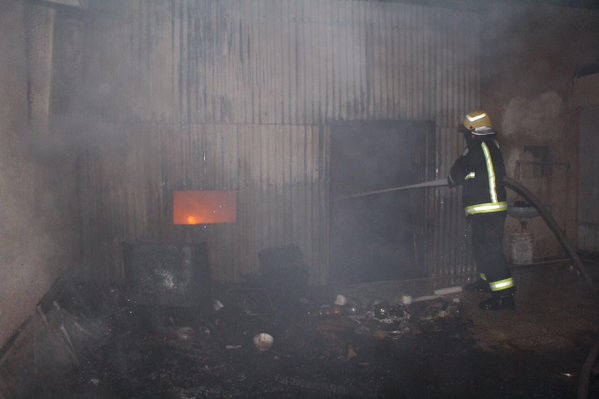 بالصور .. السيطرة على حريق بمنزل في سكاكا