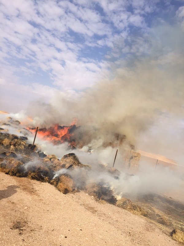 بالصورة.. مدني #عرعر يحاول السيطرة على حريق بناقلة وقود