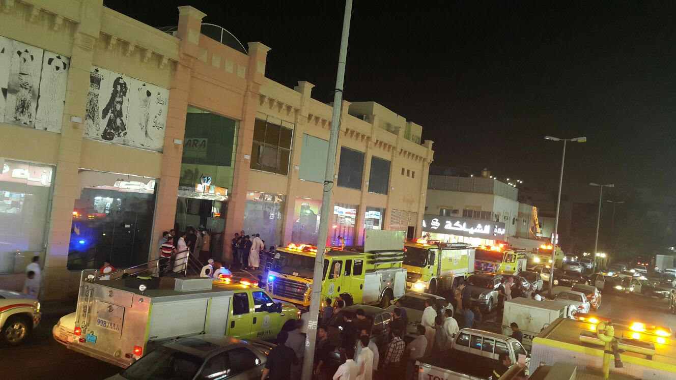حريقان كبيران في #جدة .. والمدني يتدخل