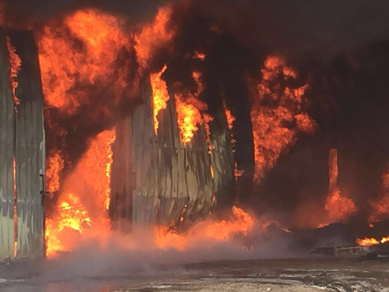 حريق هائل يلتهم مصنعًا للبلاستيك بالمنطقة الصناعية بمصر