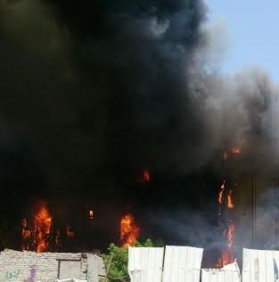 حريق هائل في برج فندقي بحي العزيزية بمكة (1)