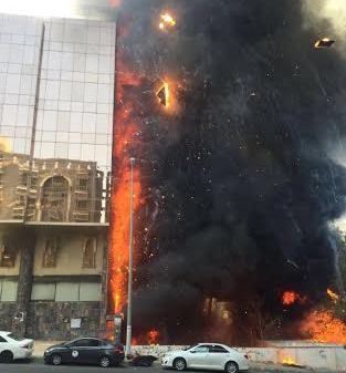حريق هائل في برج فندقي بحي العزيزية بمكة (3)