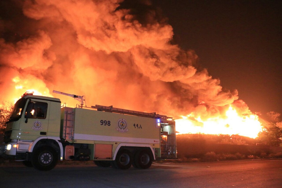 بالصور.. حريق هائل في مستودعات بجعرانة مكة