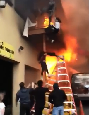 بالفيديو.. لقطات مفزعة لأطفال يقفزون من شرفة للهرب من حريق