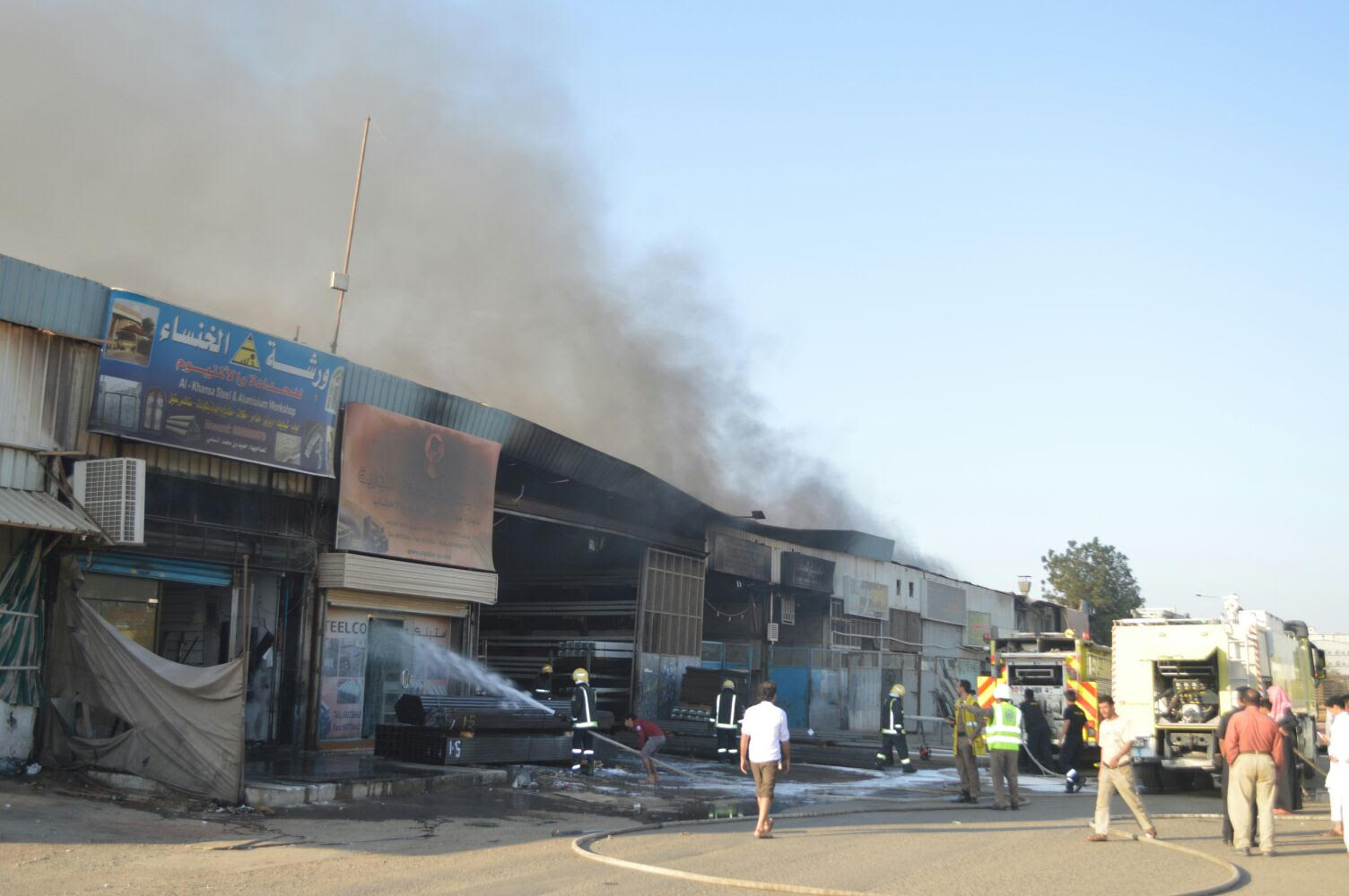 مدني #جدة يتمكن من إخماد حريق عدة ورش