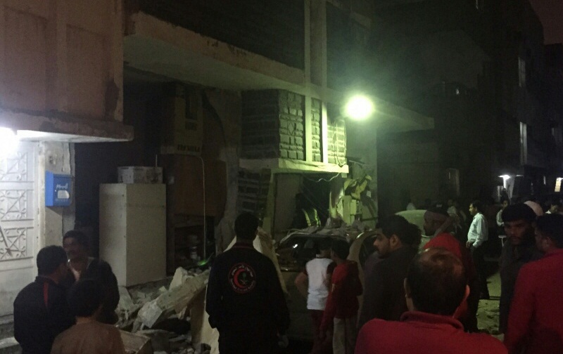 حريق يتسبب بانهيار جدار واصابة مقيم بحي القزاز بالدمام (2)
