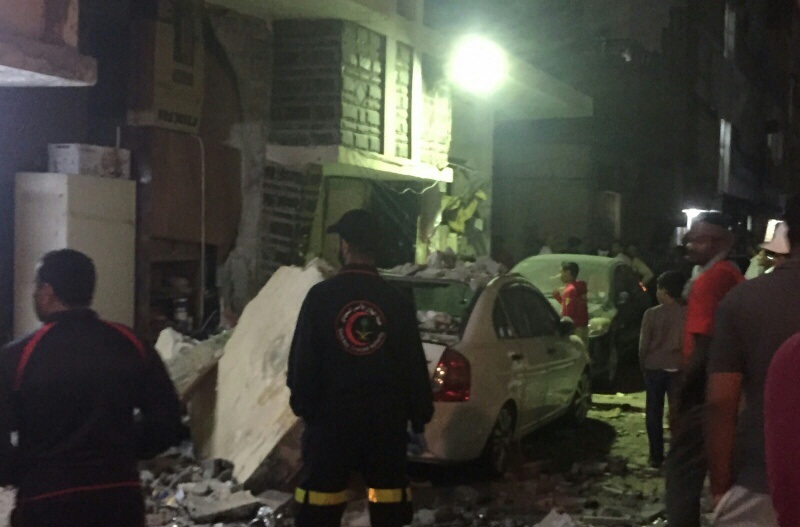بالصور.. إصابة مقيم وانهيار جدار في حريق منزل بقزاز #الدمام