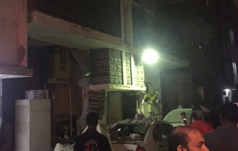 حريق يتسبب بانهيار جدار واصابة مقيم بحي القزاز بالدمام (4)