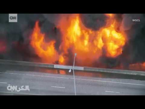 بالفيديو.. حريق يخسف بطريق سريع في أميركا