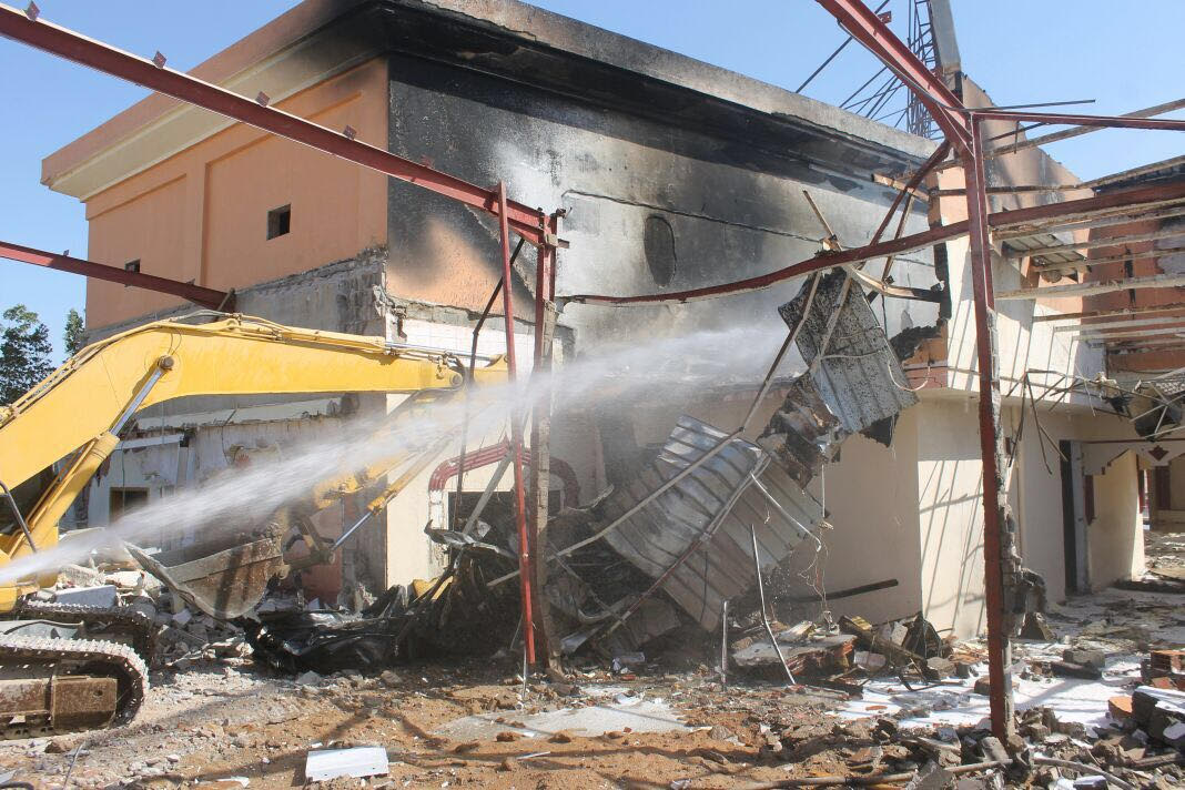 بالصور.. حريق يلتهم إحدى غرف بقصر أفراح في #ينبع