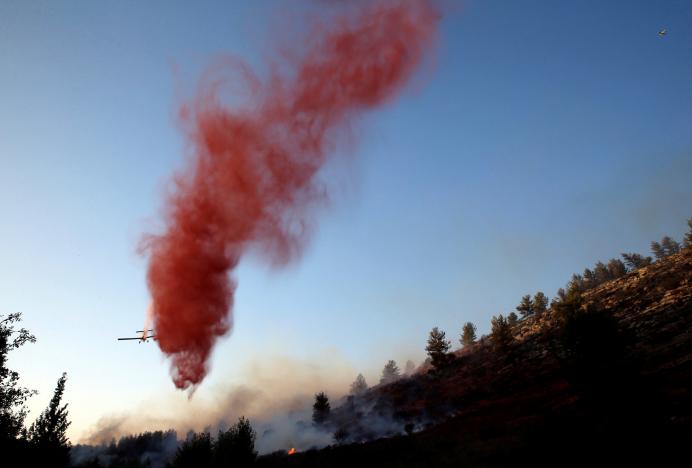 كاميرا مراقبة ترصد الشرارة الأولى لحرائق إسرائيل وترصد الفاعل