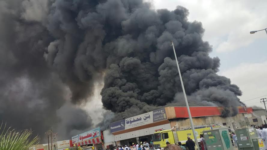 بالفيديو والصور.. حريق هائل يلتهم محلات تجارية في أبو عريش