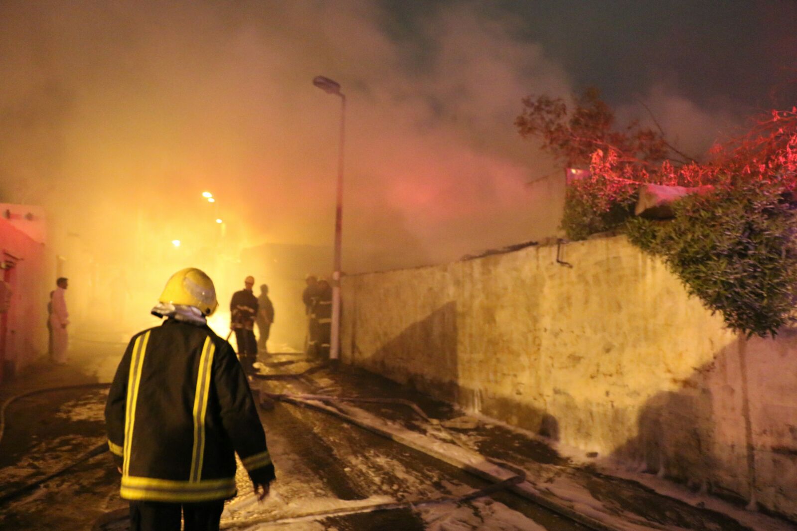 #مدني_مكة يخمد حريقًا في فناء بحي الغسالة.. دون خسائر