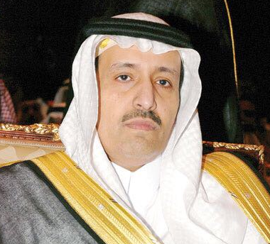 حسام بن سعود ينقل تعازي القيادة لذوي شهيد الواجب عطية الزهراني