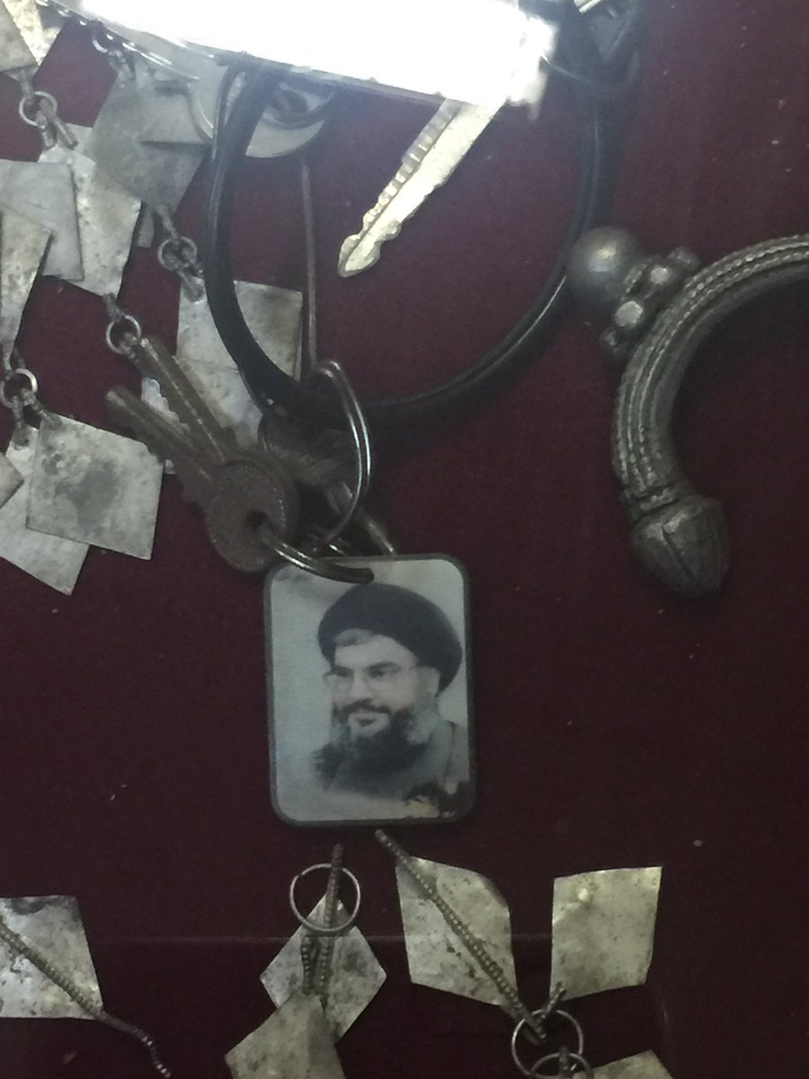 صورة تفضح علاقة الحوثيين بحزب الله الإرهابي.. ولاء على “ميدالية مفاتيح”!