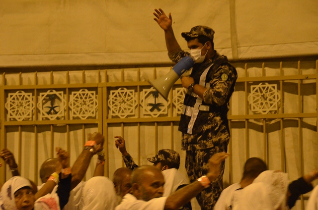 شاهد بالصور.. هكذا يعمل رجال الأمن لإدارة الحشود في الحج