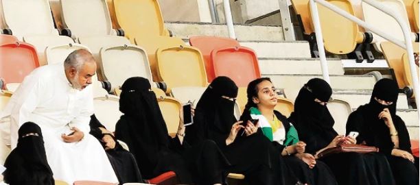 حضور السعوديات لمباريات كرة القدم يشعل أزمة في اختيار مدير فني لمنتخب السيدات بإنجلترا