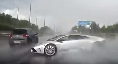 بالفيديو.. مشهد مرعب لتحطم سيارة على طريق سريع بموسكو