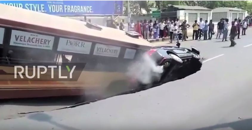 بالفيديو.. الأرض تبتلع حافلة وسيارة في الهند
