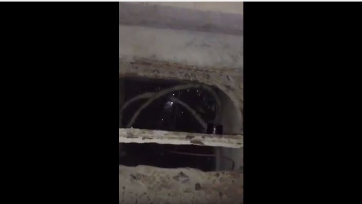بالفيديو.. حفرة مكشوفة تحوي مياه وأسلاك كهربائية تنذر بكارثة في #الدمام