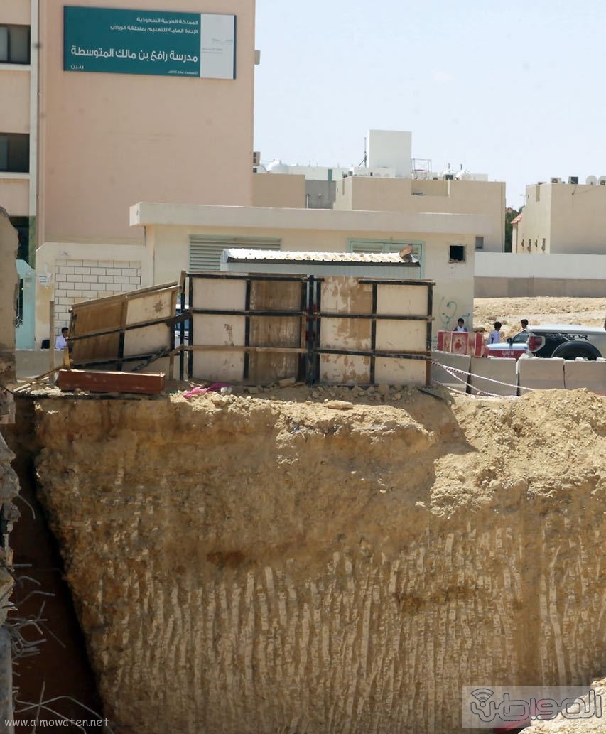 حفرة عملاقة تهدد المواطنين شمال الرياض (1)